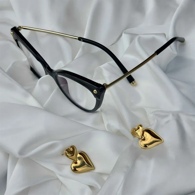 pexels-glassesshop-gs-1317359316-29811437 pexels-glassesshop-gs-1317359316-29811437